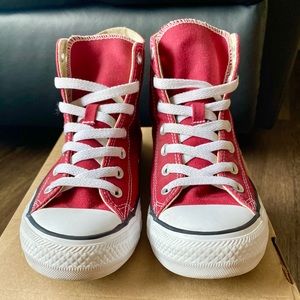 Maroon Converse unisex